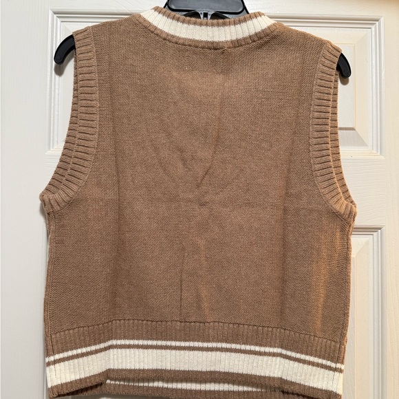 Old Navy Men's V-Neck Cable Knit Sweater Vest - Tan and White - Picture 4 of 4